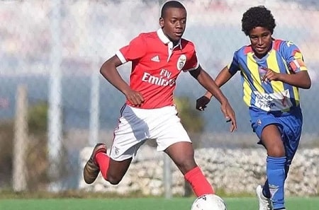 A picture of David Banda playing for 'Benfica Youth Team'.